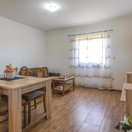 Awesome In Vabriga W/ Wifi And 2 Bedrooms Apartament Poreč